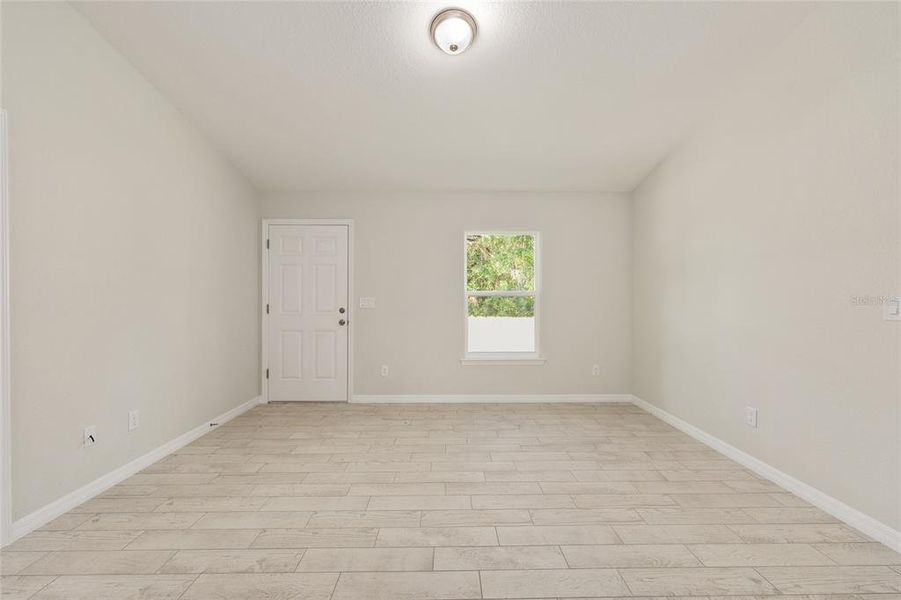 Spacious, unfurnished interior of a new home in , Ocala (Image 31).
