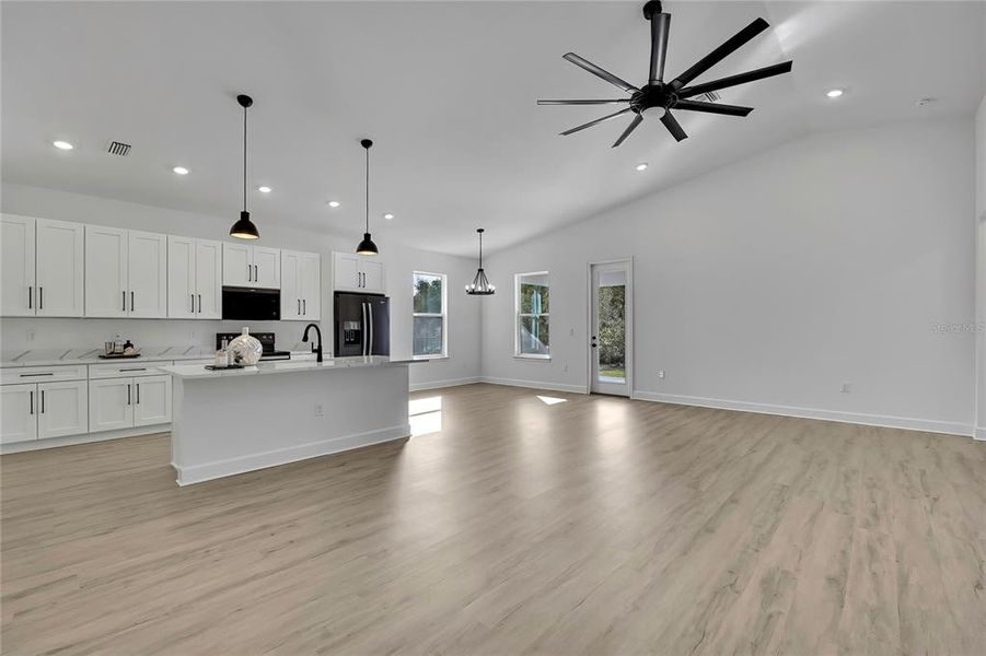 Spacious, unfurnished interior of a new home in , Weeki Wachee (Image 23).