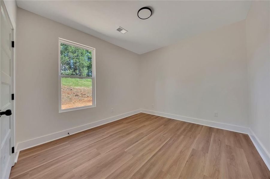 Spacious, unfurnished interior of a new home in , Silver Creek (Image 21).