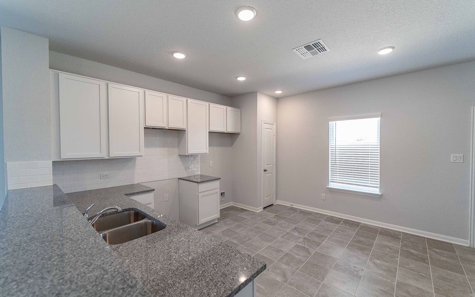Spacious, unfurnished interior of a new home in Mesa Vista, Von Ormy (Image 10).
