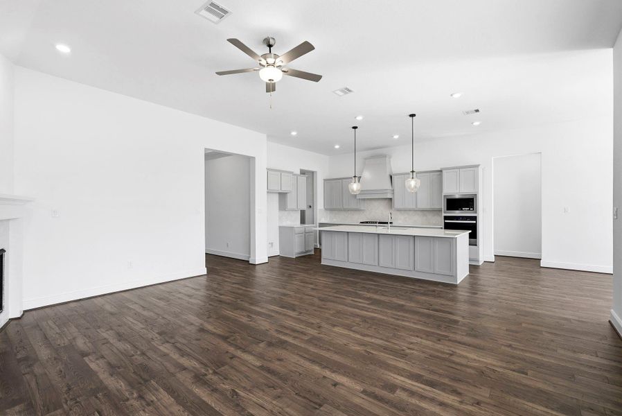 Spacious, unfurnished interior of a new home in Chambers Creek, Willis (Image 10).
