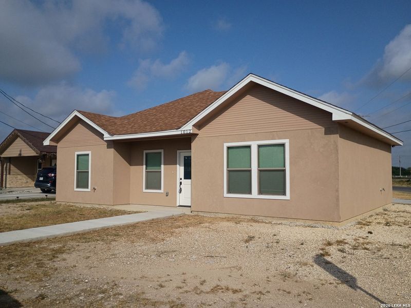 Exterior details and patio area of a home in , Del Rio (Image 20).