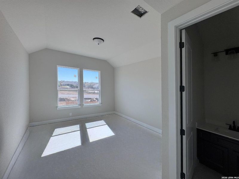 Spacious, unfurnished interior of a new home in Waldsanger, New Braunfels (Image 12).