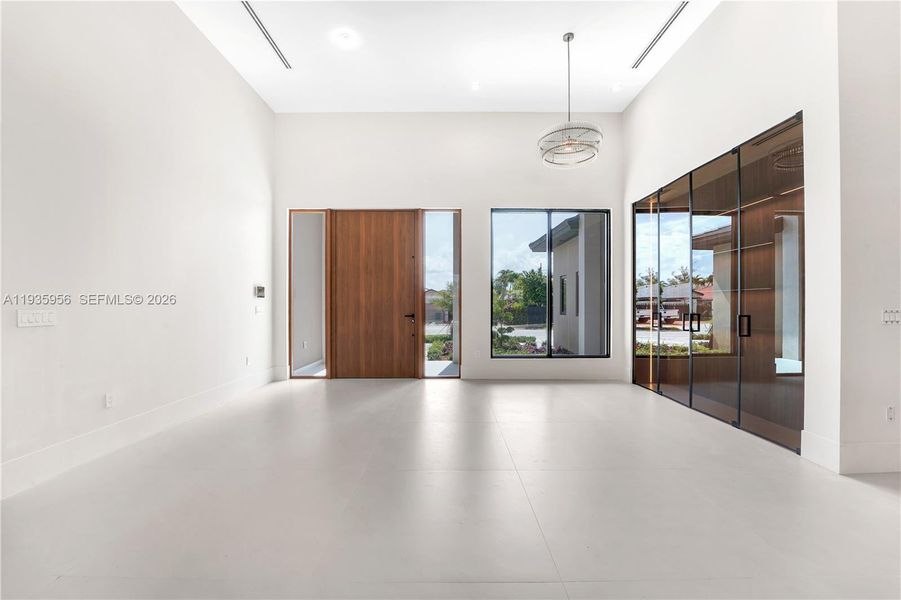 Spacious, unfurnished interior of a new home in , Miami (Image 24).