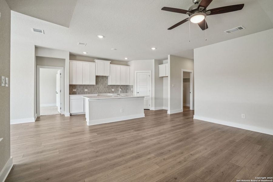 Spacious, unfurnished interior of a new home in Comanche Ridge, San Antonio (Image 32). Spacious, unfurnished interior of a new home in Comanche Ridge, San Antonio (Image 32).