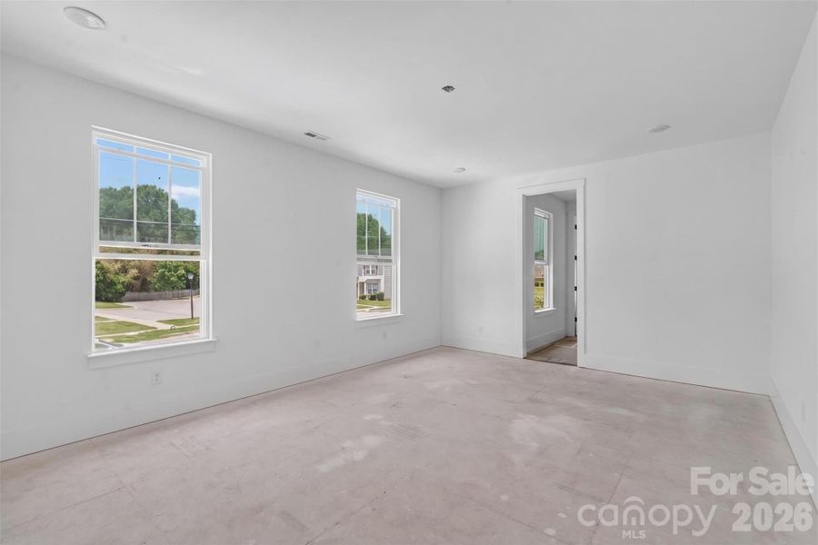 Oversized Bonus Room with Endless possibilities! Oversized Bonus Room with Endless possibilities!