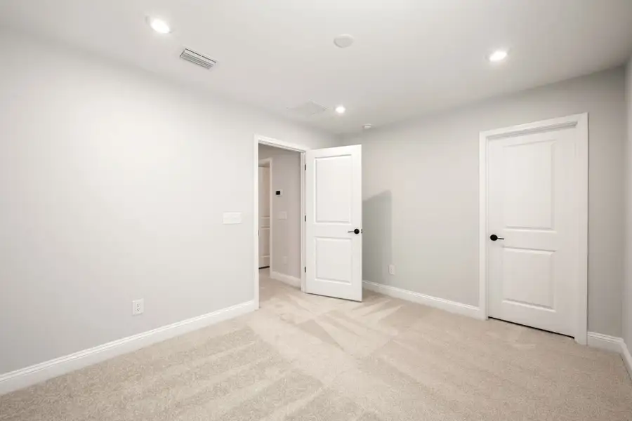Spacious, unfurnished interior of a new home in Waterways, Richmond Hill (Image 51).