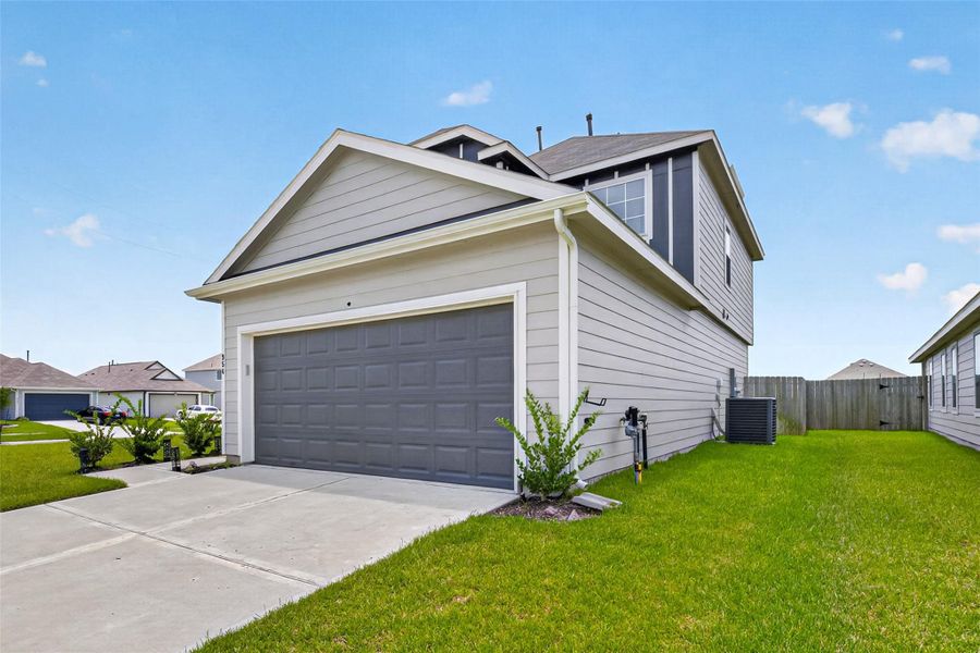 Front exterior of a new home in Charleston Heights, Rosharon, TX, highlighting curb appeal (Image 18).