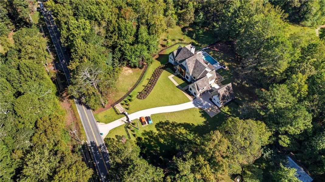 Exterior details and patio area of a home in Crossroads, Alpharetta (Image 35).