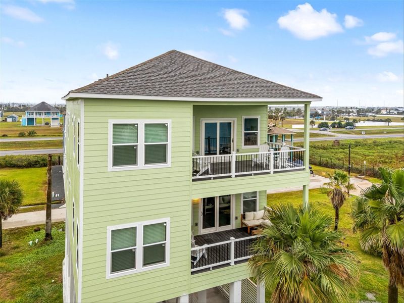 Exterior details and patio area of a home in , Galveston (Image 19).