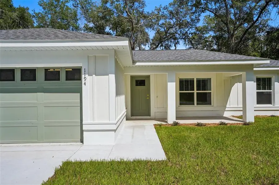 Exterior details and patio area of a home in , Citrus Springs (Image 3).