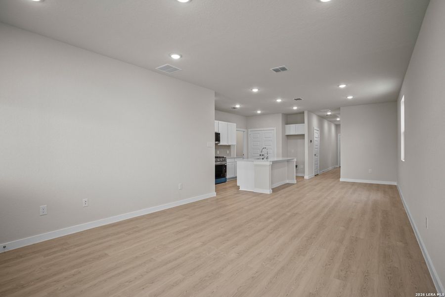 Spacious, unfurnished interior of a new home in Mesa Vista, San Antonio (Image 24).
