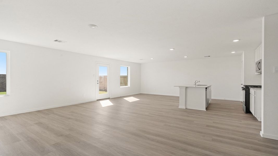 Spacious, unfurnished interior of a new home in Sunterra Lakes, Brookshire (Image 13).