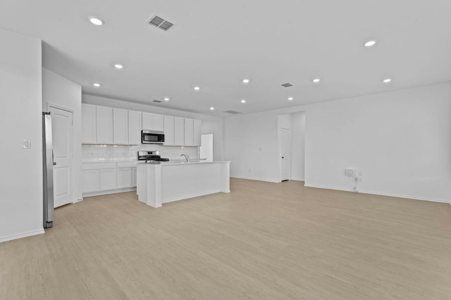 Spacious, unfurnished interior of a new home in Schriber Ranch, Mustang Ridge (Image 24).