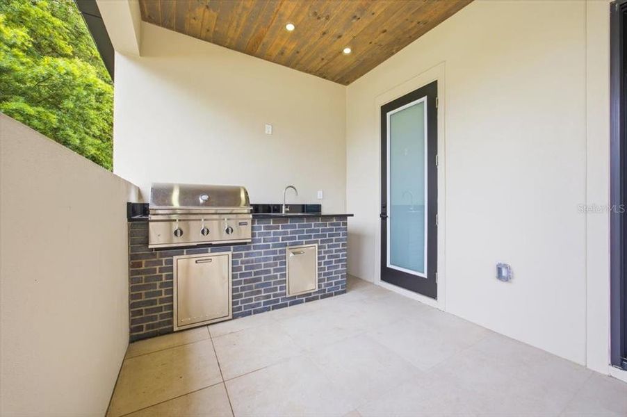Exterior details and patio area of a home in , Plant City (Image 20).