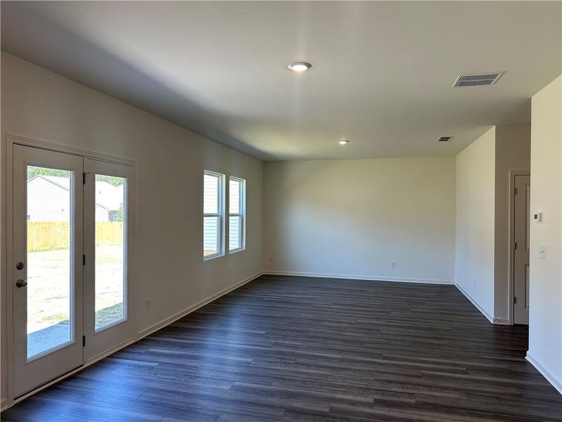 Spacious, unfurnished interior of a new home in Mt. Tabor Ridge, Dallas (Image 12).