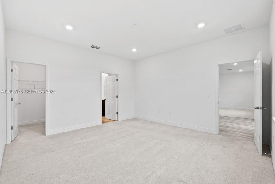 Spacious, unfurnished interior of a new home in , Cape Coral (Image 24).