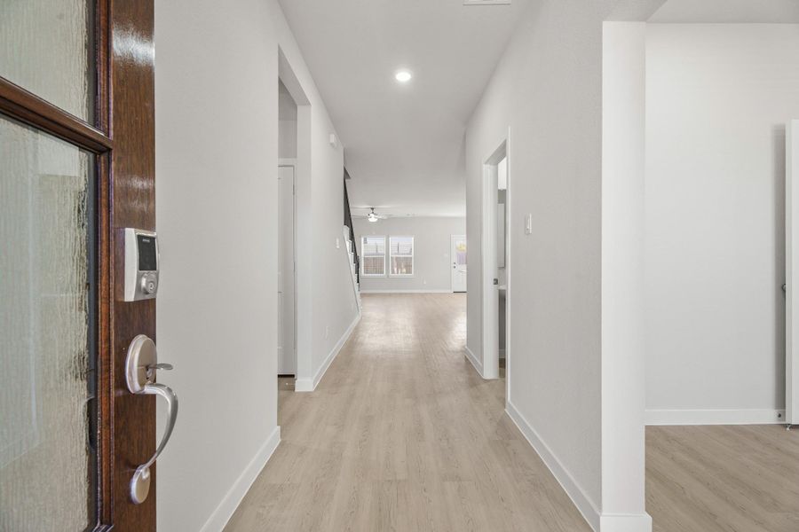 Spacious, unfurnished interior of a new home in Lago Mar, Texas City (Image 13).