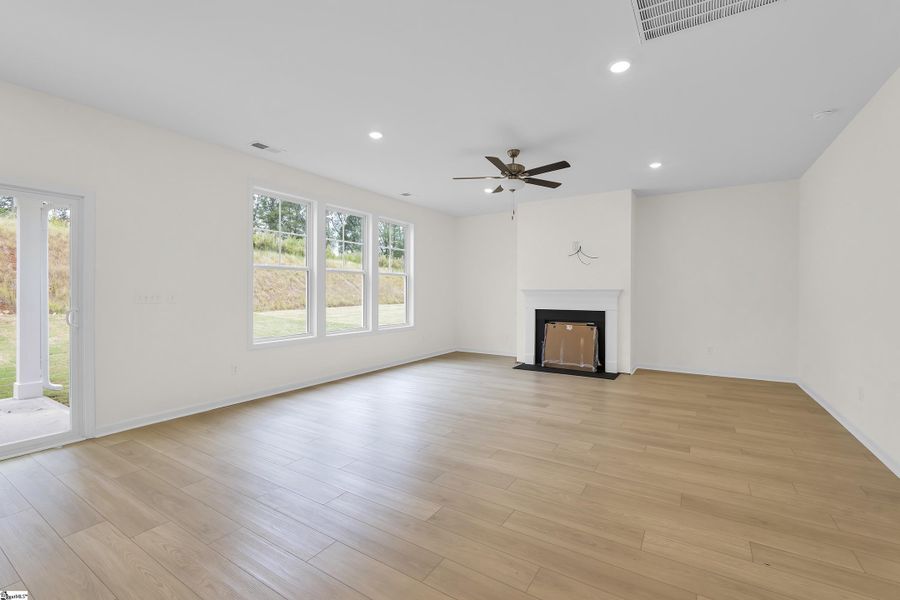 Spacious, unfurnished interior of a new home in Lynbrook, Boiling Springs (Image 14).