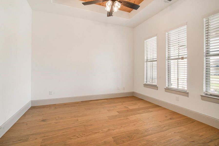 Spacious, unfurnished interior of a new home in , Sherman (Image 23).