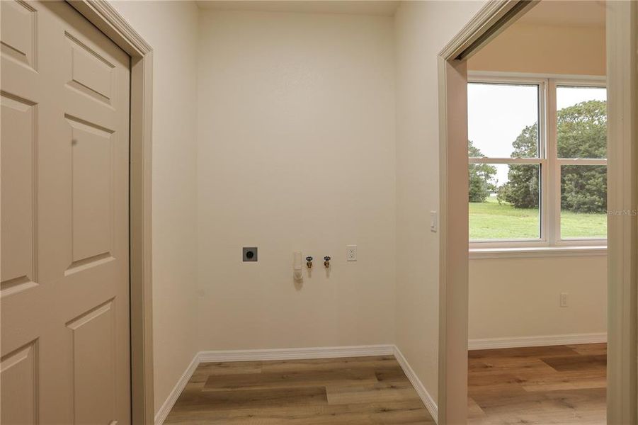 Spacious, unfurnished interior of a new home in , Sebring (Image 28).