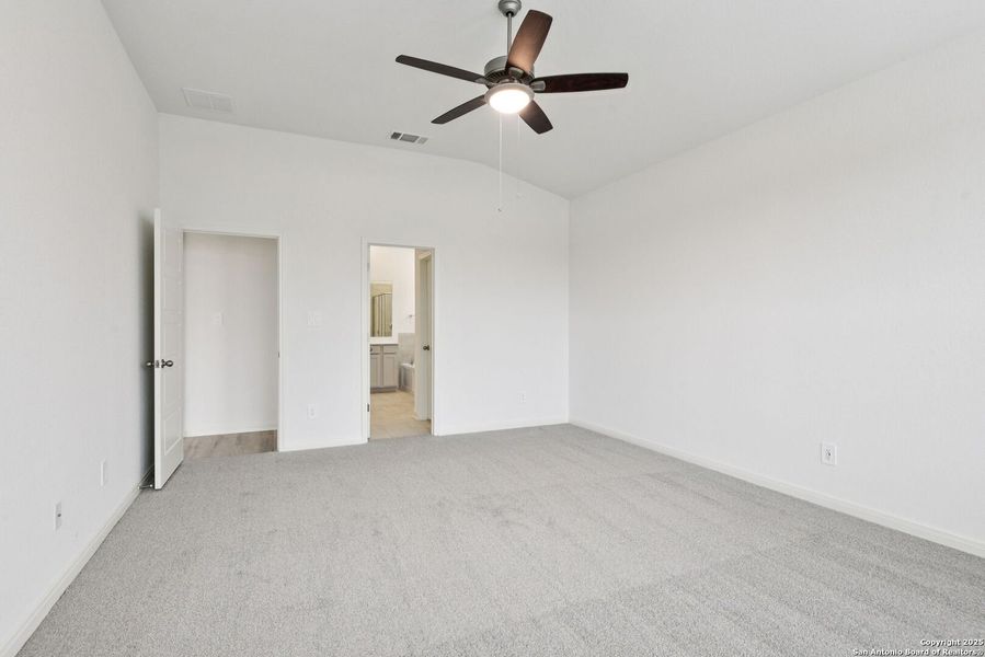Spacious, unfurnished interior of a new home in Fox Falls, Boerne (Image 35).