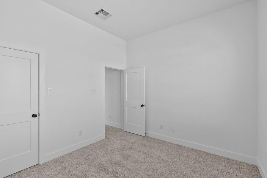 Spacious, unfurnished interior of a new home in Blue Heron, Mont Belvieu (Image 21).