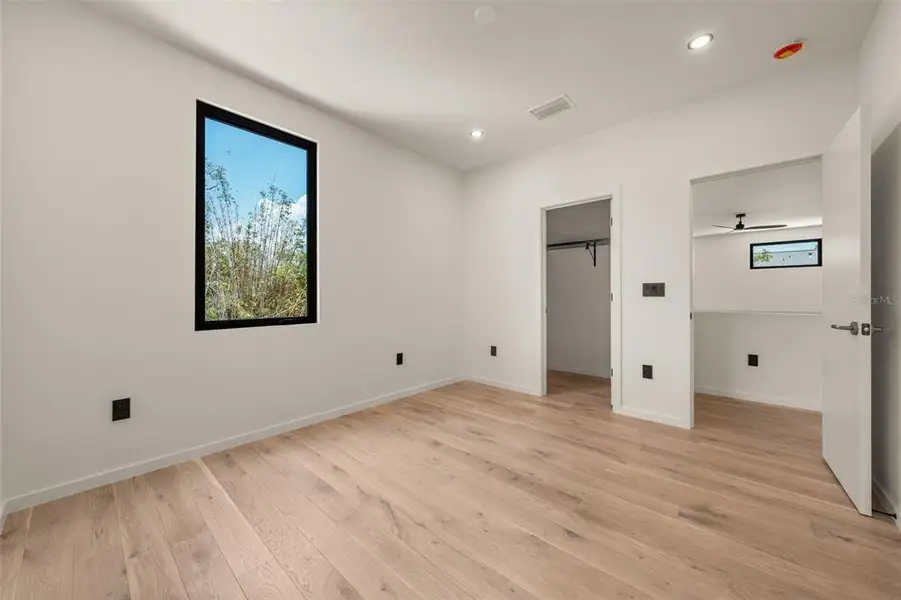 Spacious, unfurnished interior of a new home in , Sarasota (Image 67).