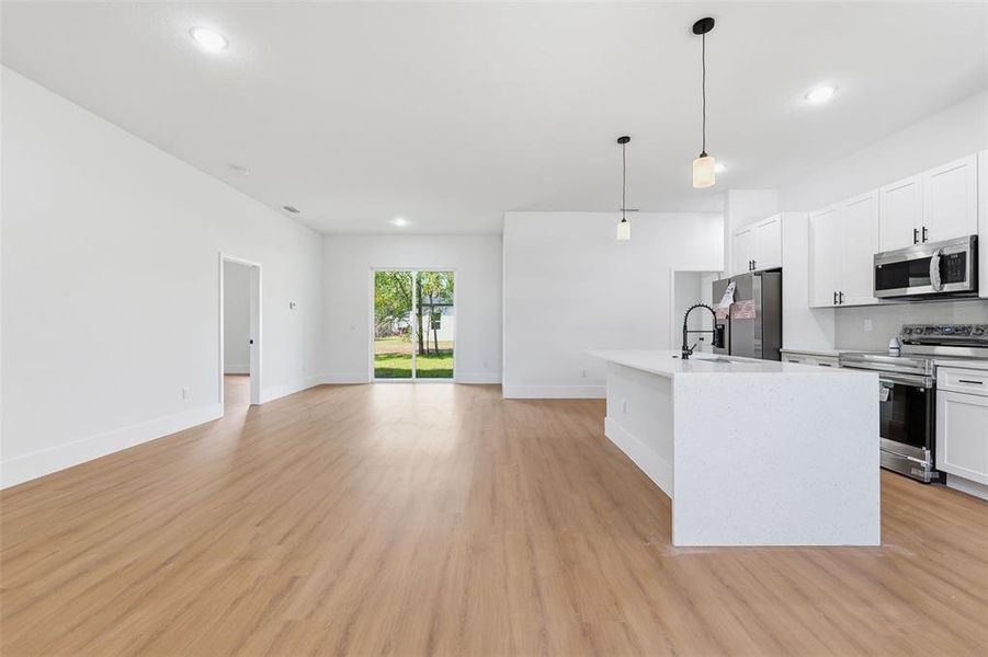 Spacious, unfurnished interior of a new home in , Citrus Springs (Image 12).