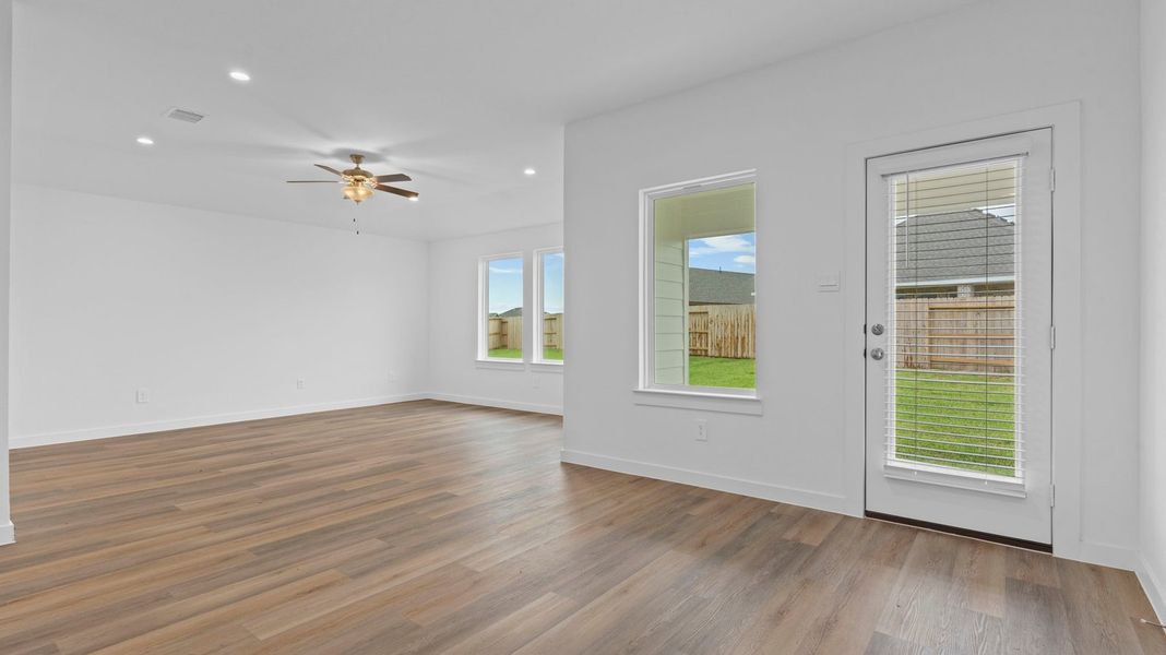 Spacious, unfurnished interior of a new home in Watermark, Alvin (Image 10).