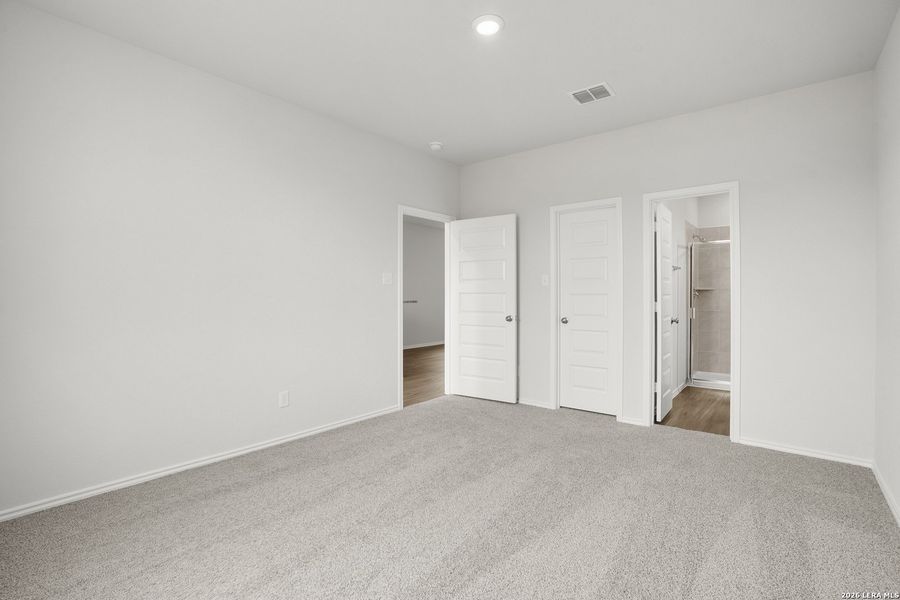 Spacious, unfurnished interior of a new home in Blue Ridge Ranch, San Antonio (Image 16).
