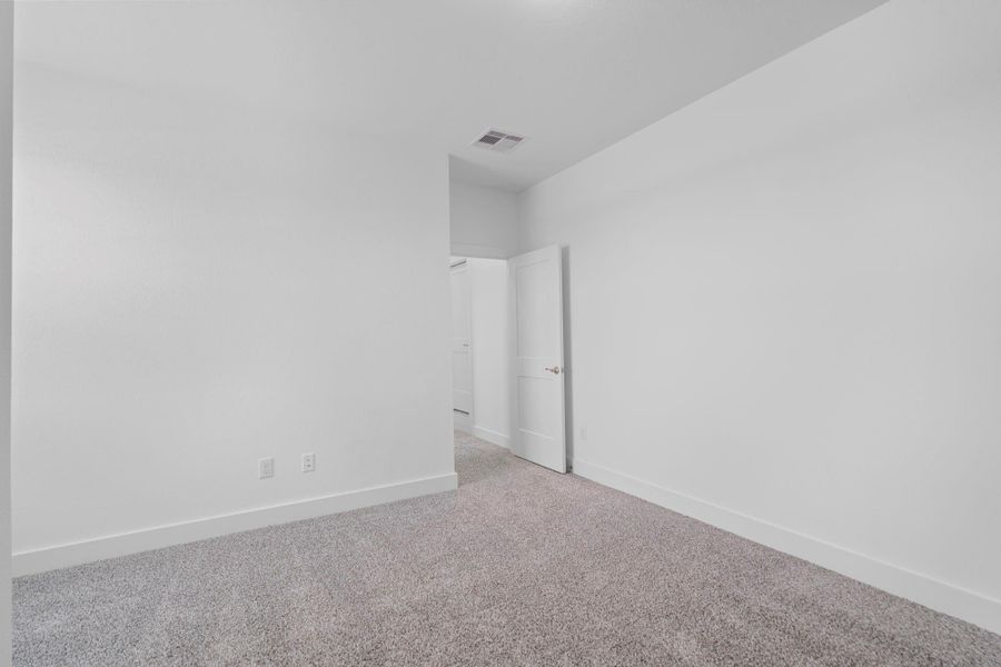 Spacious, unfurnished interior of a new home in Riceland, Mont Belvieu (Image 21).