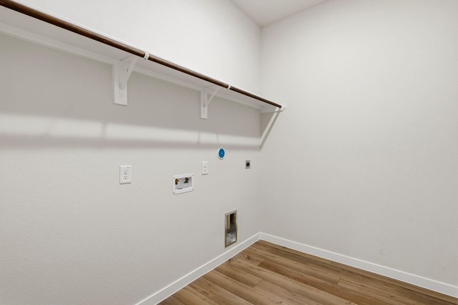Spacious, unfurnished interior of a new home in Grand Oaks, Mont Belvieu (Image 7).