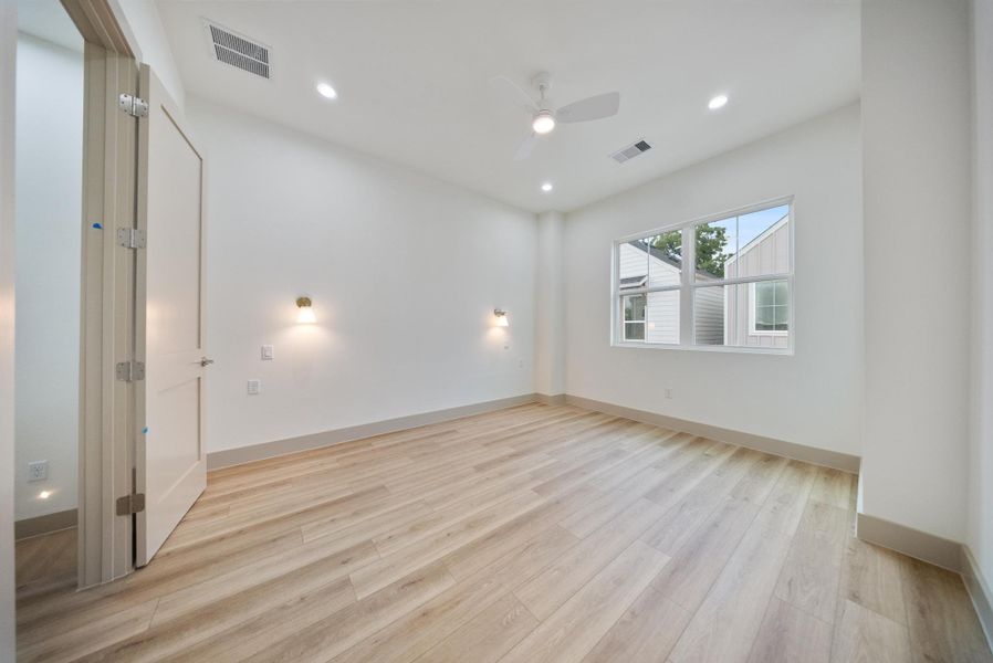 Spacious, unfurnished interior of a new home in , Houston (Image 15).
