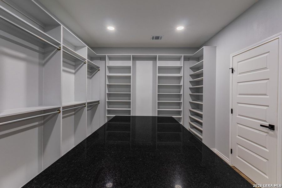 Spacious, unfurnished interior of a new home in , Harlingen (Image 39).