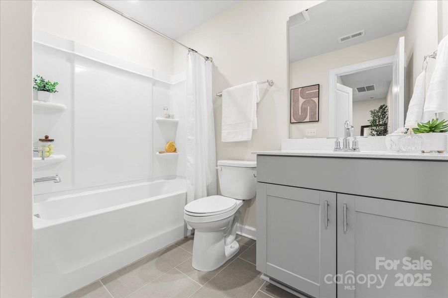 Full bathroom on the third floor Full bathroom on the third floor