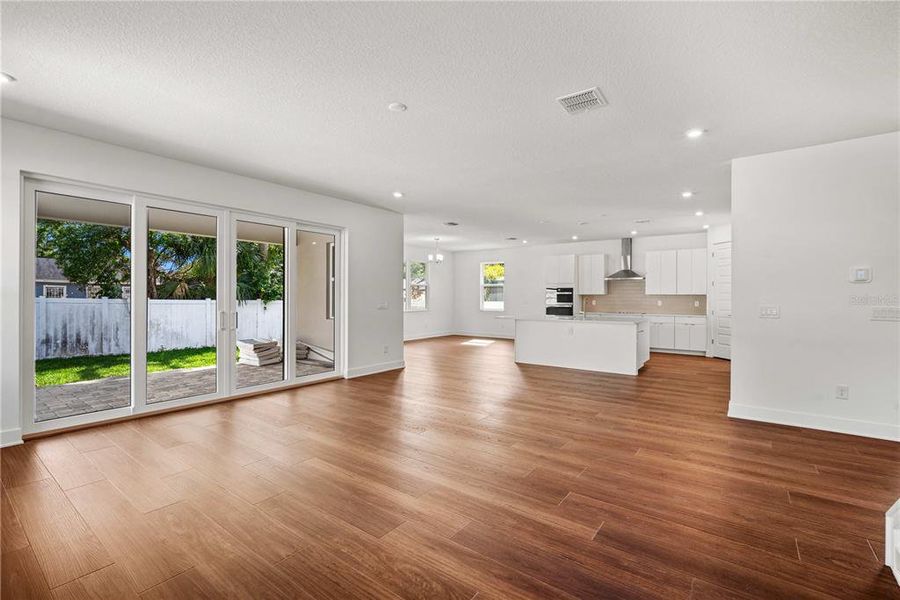 Spacious, unfurnished interior of a new home in , Tampa (Image 19).