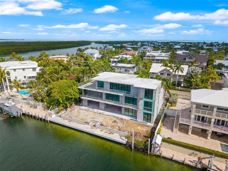 Condo located in Islamorada, Village of Islands, FL showcasing its design and architecture (Image 4).