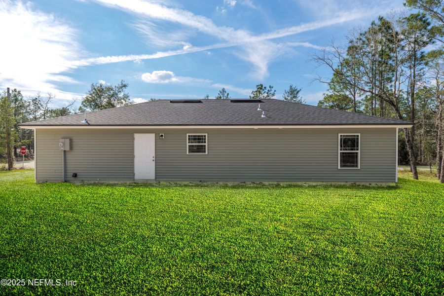 Exterior details and patio area of a home in , Keystone Heights (Image 4).