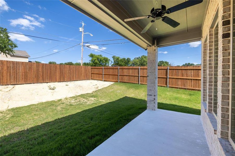 Covered back patio with a ceiling fan