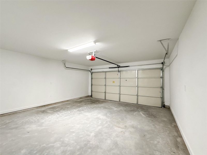 Spacious, unfurnished interior of a new home in , Conroe (Image 23).