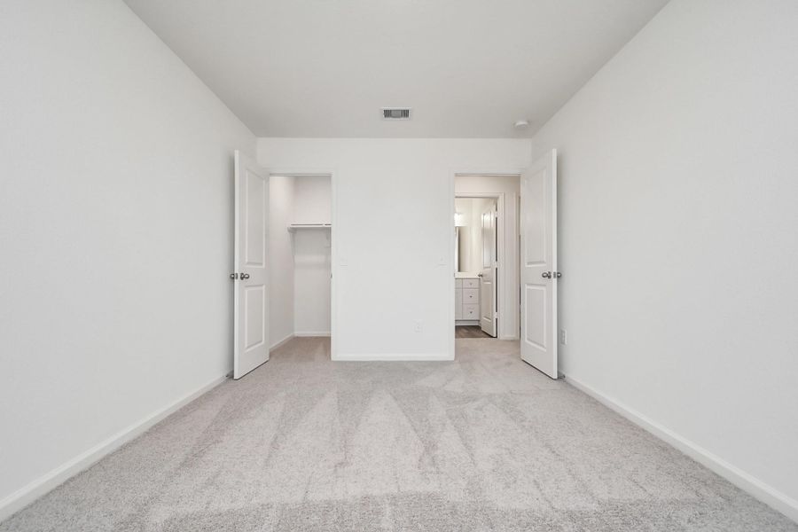 Spacious, unfurnished interior of a new home in Sunterra, Katy (Image 29).