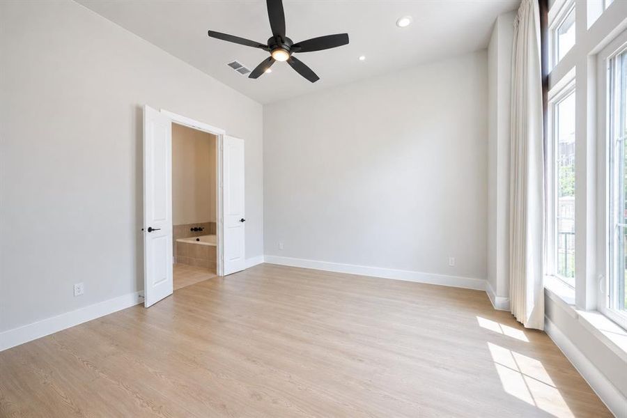 Spacious, unfurnished interior of a new home in , Frisco (Image 23).