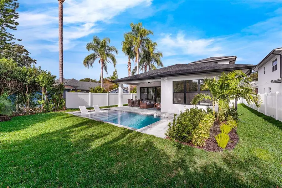 Exterior details and patio area of a home in , Orlando (Image 4).