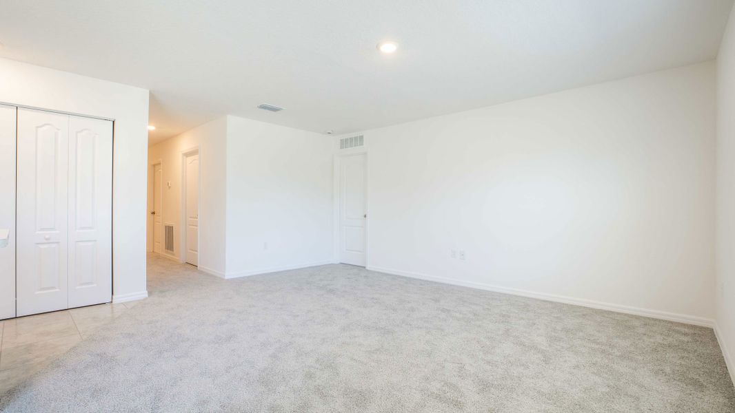 Spacious, unfurnished interior of a new home in Royal Highlands, Weeki Wachee (Image 13).