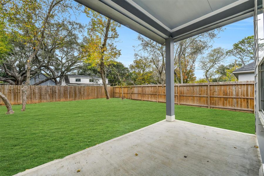 Exterior details and patio area of a home in , La Marque (Image 4).