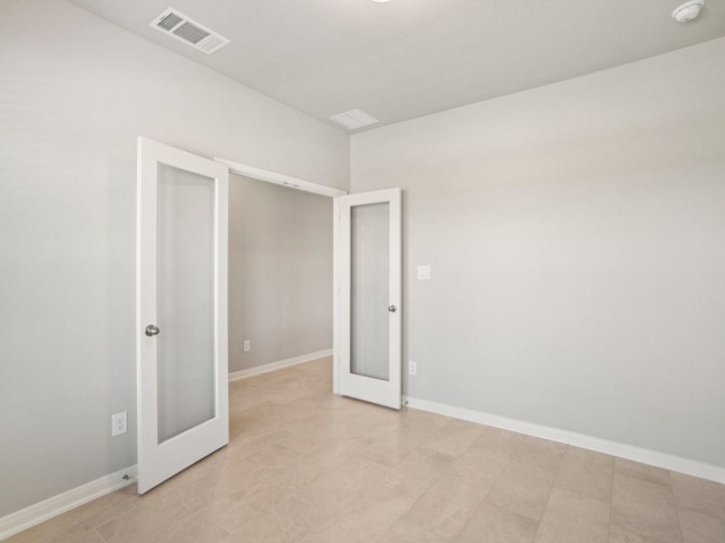 Spacious, unfurnished interior of a new home in Lark Canyon, New Braunfels (Image 20).
