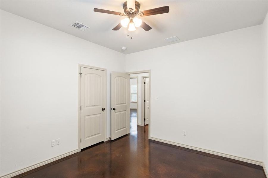 Guest room with ceiling fan