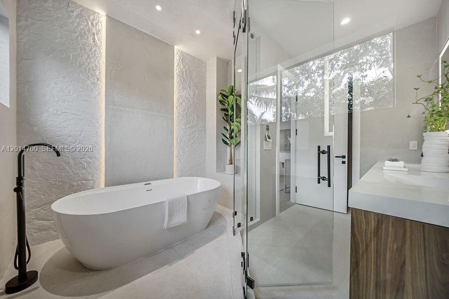 Furnished interior view inside a new home in , Fort Lauderdale (Image 59).