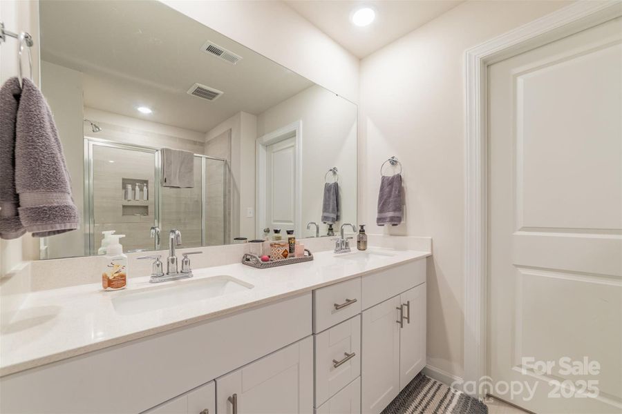 Double Vanity and great lighting Double Vanity and great lighting